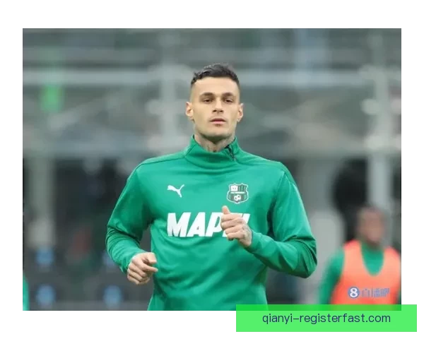 国米球迷齐心协力拉横幅力挺巴斯托尼 鼓励他昂首挺胸迎接挑战