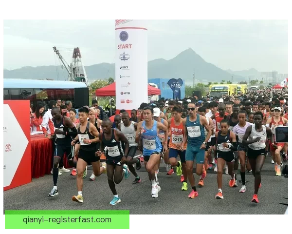 国米球迷齐心协力拉横幅力挺巴斯托尼 鼓励他昂首挺胸迎接挑战